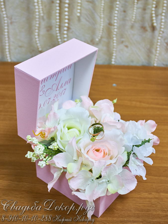 Свадебная коробочка для обручальных колечек с цветами, именами и датой в розовом цвете
