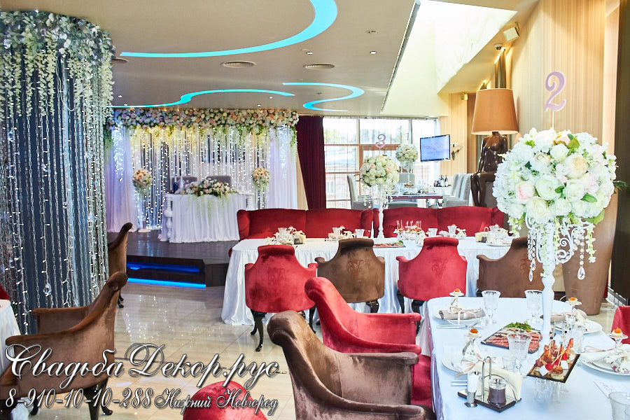 Оформление свадебного зала кафе PerSe цветами, тканями, кристаллами заказать недорого