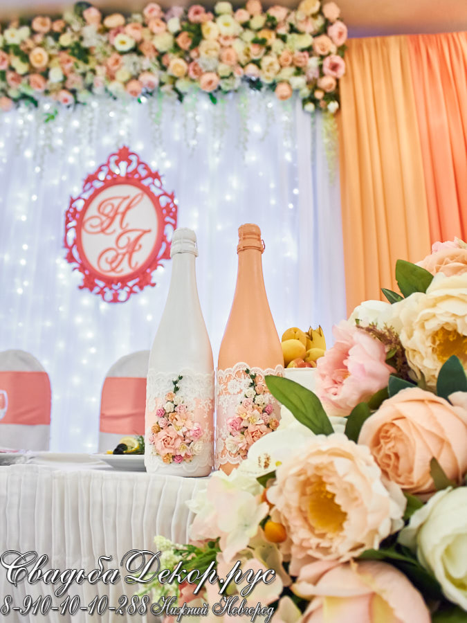 Свадебный декор шампанское и персиково-абрикосовые цветы заказать недорого