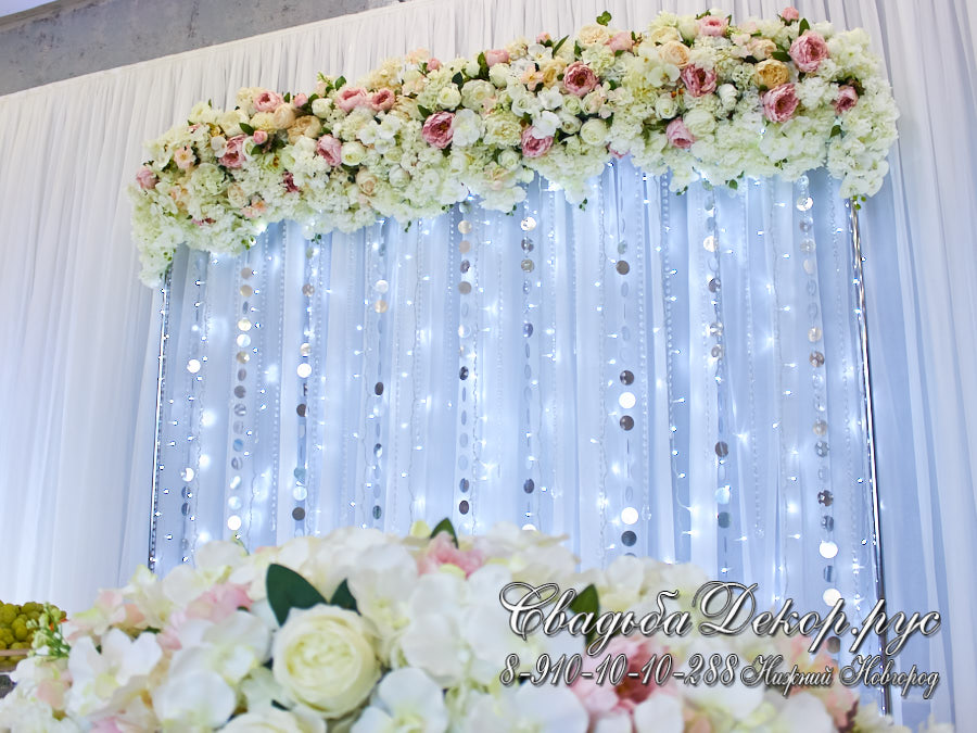 Декор свадебного стола цветами и пайетками заказать недорого