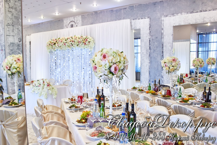 Декор свадебного зала цветочными композициями, пайетками заказать недорого