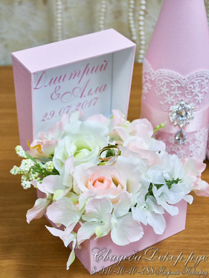 Свадебные аксессуары коробочка для колечек с цветами и шампанское в розовом цвете