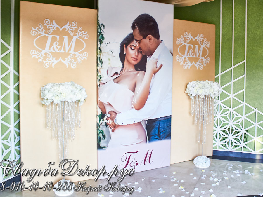 Эксклюзивный декор свадебной фотозоны цветами, вензелями, фотографией алые паруса заказать недорого