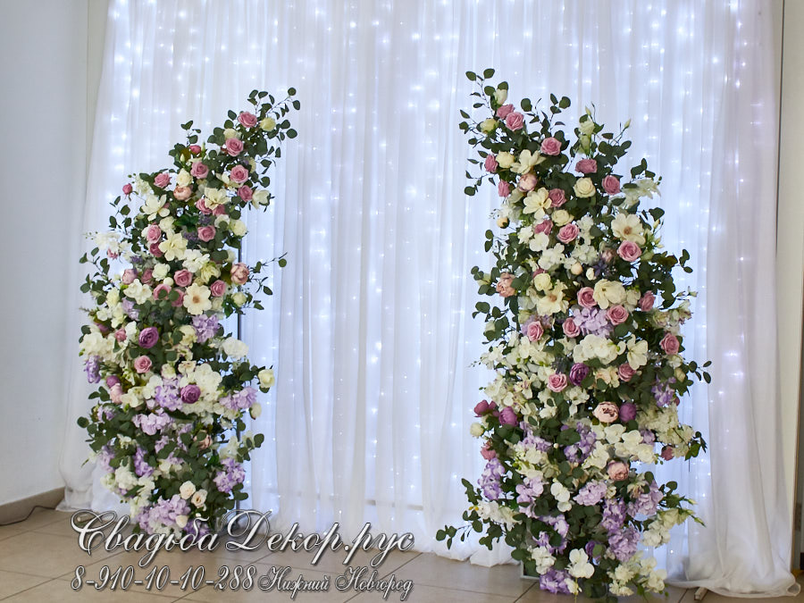 Свадебный баннер с фиолетовыми цветами и план рассадки гостей
