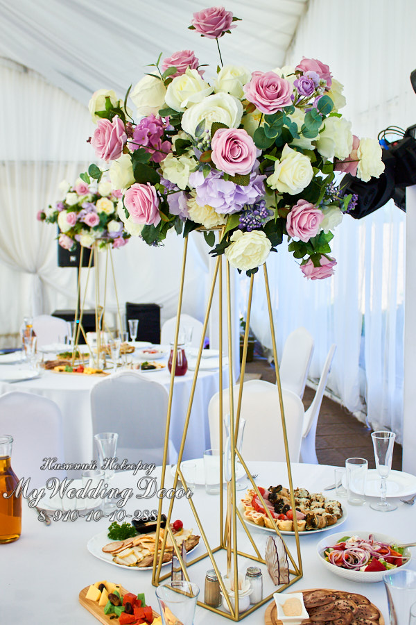 Свадебный декор золотая цветочная стойка пирамида на столы гостей заказать недорого