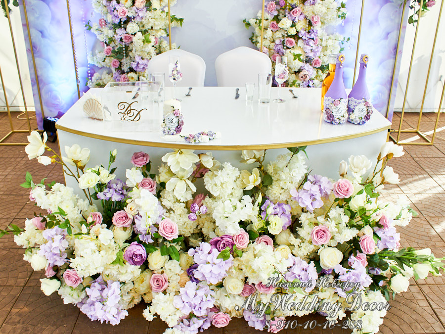 Свадебный декор президиума цветами и тканями кафе Корона заказать купить недорого