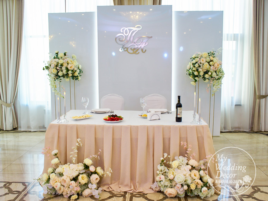 Оформление декор свадебного президиума цветами, тканями, аксессуарами в розовом цвете