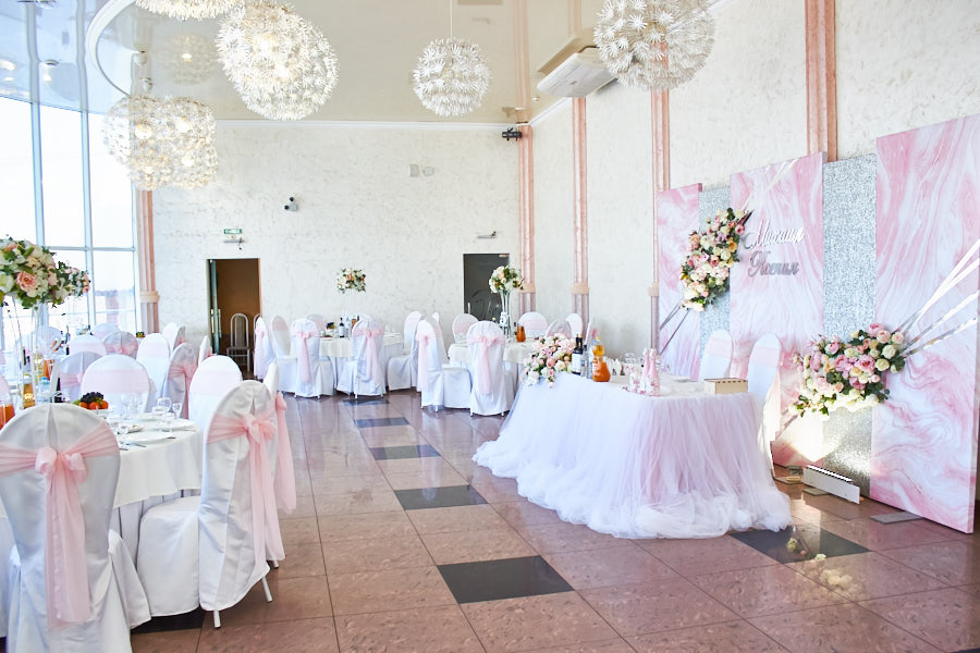 Свадебный декор зала цветами, тканями, панелями розовый мрамор и серебряный глиттер в кафе Ренессанс заказать недорого