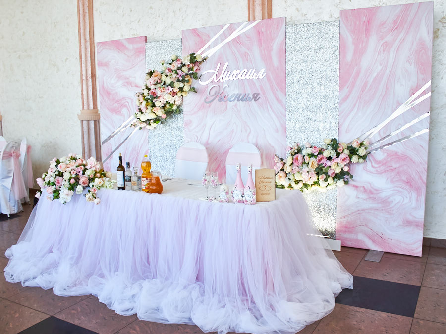 Оформление свадебного президиума цветами, тканями и аксессуарами в цвете розовый мрамор заказать недорого