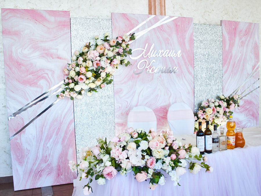 Свадебное оформление президиума цветочными композициями, тканями и аксессуарами в цвете розовая пастилазаказать недорого
