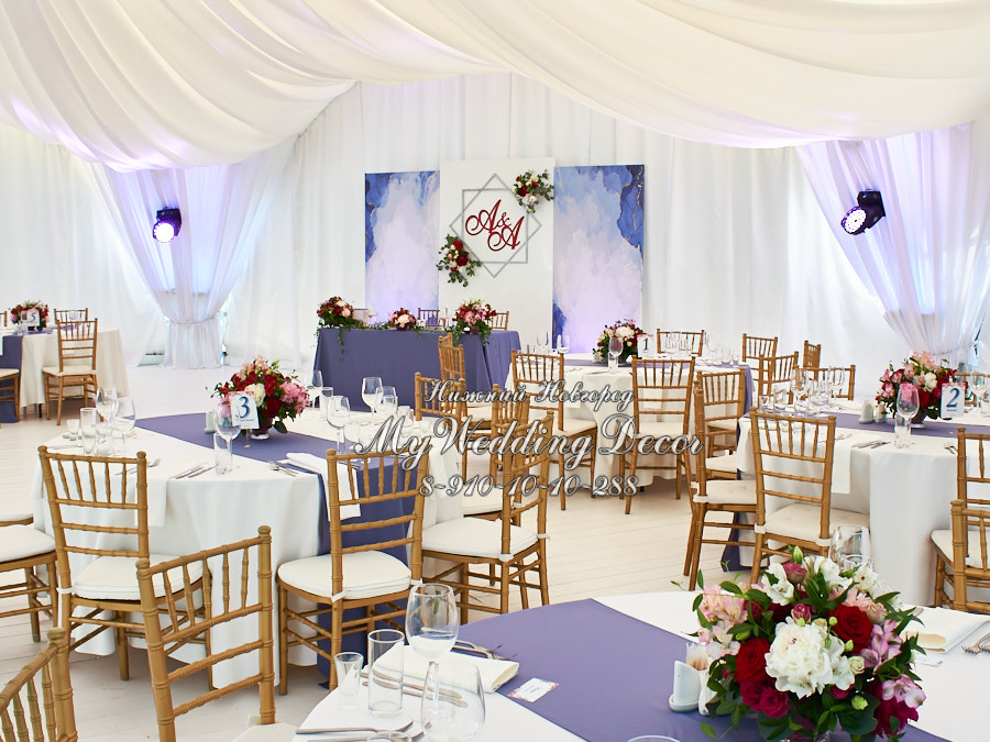 Свадебный зал украшенный цветами, тканями, бусами в абрикосовом цвете заказать недорого